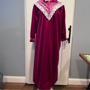 Vtg M Elegant Velvet Gown Lace Detail w/pockets velour long sleeve housecoat